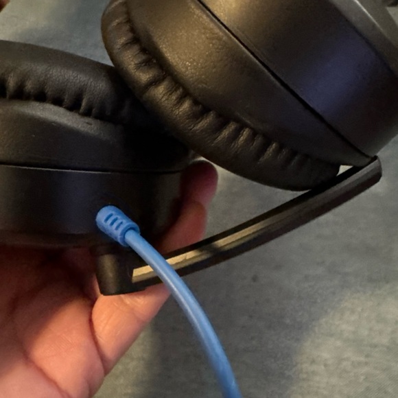 Black On-Ear Headphones - Picture 7 of 8